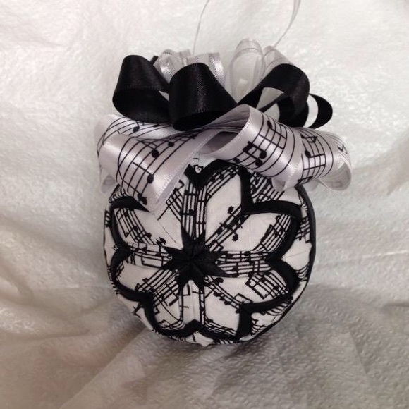 Music Lover quilted Christmas ornament - Picture 3 of 3